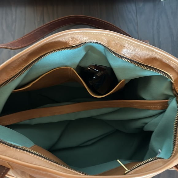 Extra large leather tote with lots of pockets … and style! - Picture 11 of 12